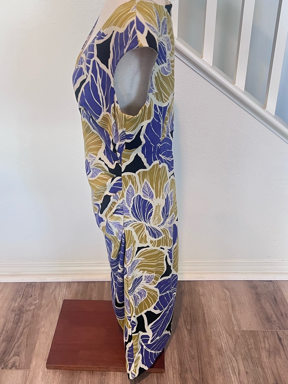 London Times Floral V-Neck Midi Dress in Blue, Olive & Black - Picture 4 of 9